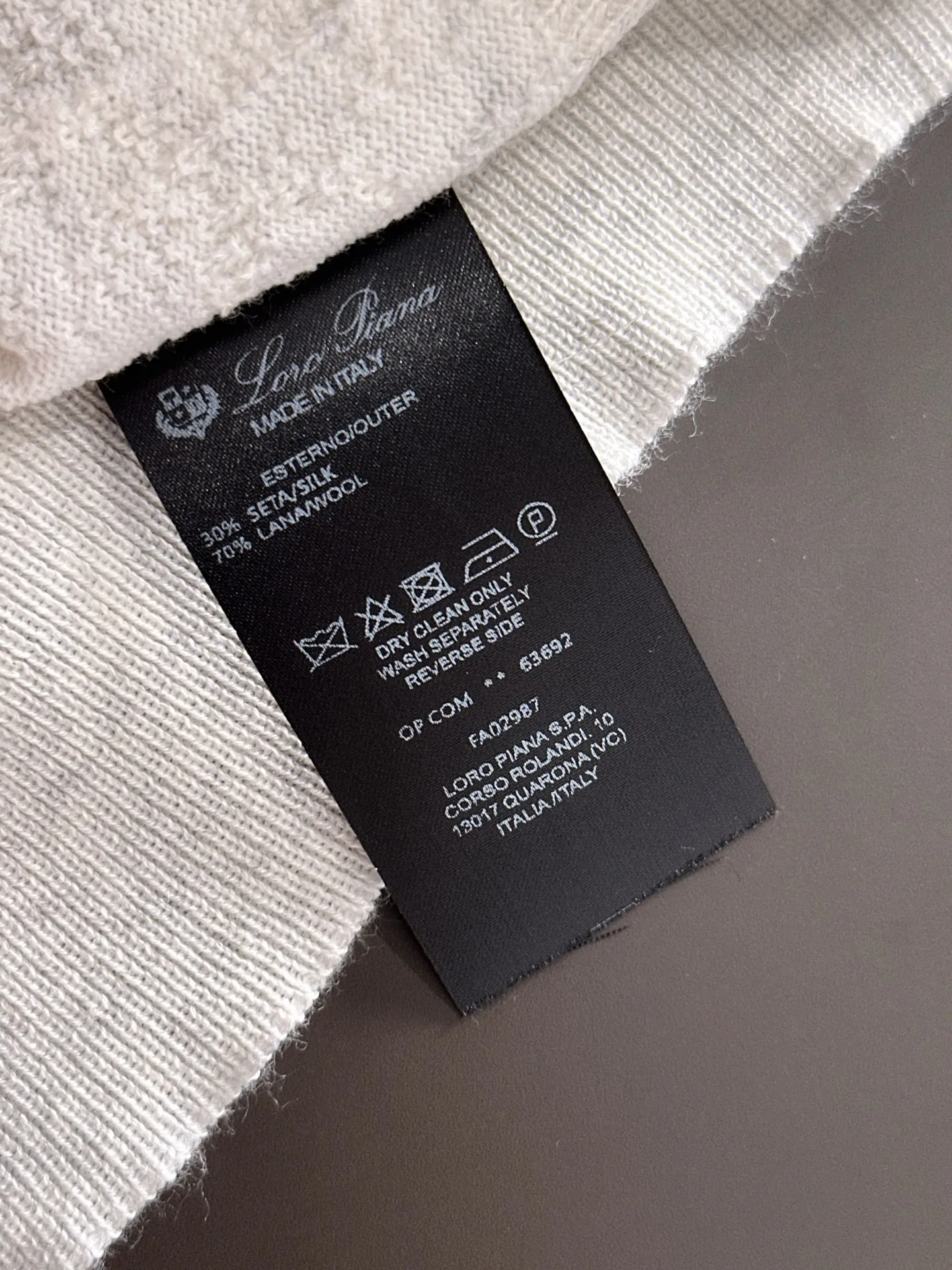Next day shipment LP high quality Loro Piana 26ss New Arrival men's short-sleeved T-shirt Made of combed cotton yarn knitted cotton fabric, no pressure when entering and exiting the counter Exclusive control of raw materials It feels substantial when weighed, and the upper body is more textured than ordinary T-shirts. This texture can cope with the weather easily and is suitable for both hot and cold! Loose fit design, looks noble. The only correct version is available Size: M to XXXL